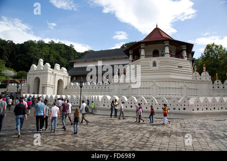 Les gens faire la queue pour entrer dans le Temple de la dent, Kandy au Sri Lanka Banque D'Images