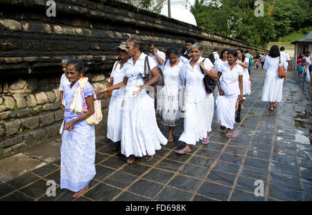 Les gens faire la queue pour entrer dans le Temple de la dent, Kandy au Sri Lanka Banque D'Images