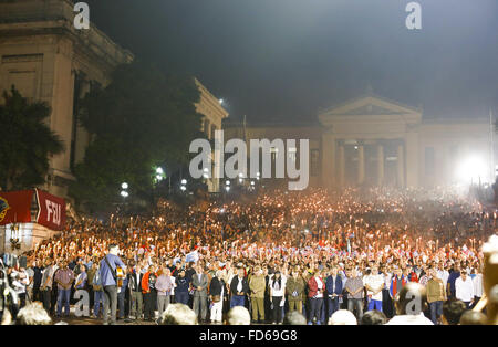 La Havane, La Havane, Cuba. 27 Jan, 2016. La Havane, Cuba ''" Raul Castro (au premier rang) fréquentant l'Université Cubaine Mars les étudiants. Chaque année dans la nuit du 27 janvier, des milliers d'étudiants universitaires à la Havane s'alignent sur la rue et de torches brûlant avec mars l'Université de La Havane vers la célèbre plage promenade Malecon de reconnaître et d'honorer l'anniversaire de la naissance de leur héros national qui se sont battus pour l'indépendance de Cuba, José Marti. Cette année, le mois de mars a été consacrée à la 163e anniversaire de la naissance de José Marti, le 90e anniversaire de l'ancien président cubain, Fidel Cast Banque D'Images