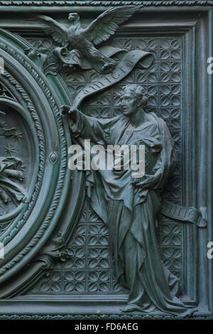 Saint Jean l'Évangéliste. Détail de la porte de bronze de la principale cathédrale de Milan (Duomo di Milano) à Milan, Italie. La porte de bronze a été conçu par le sculpteur italien Ludovico Pogliaghi en 1894-1908. Banque D'Images