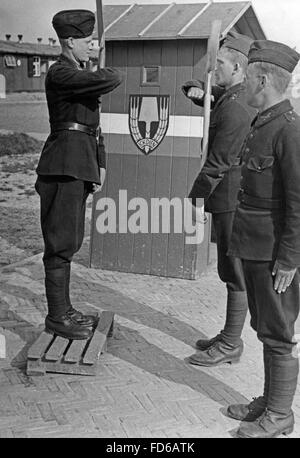 Changement de garde dans un camp de service du travail Frison 1942 Banque D'Images