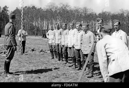 Mise à niveau de la terre dans un camp de service du travail néerlandais 1942 Banque D'Images