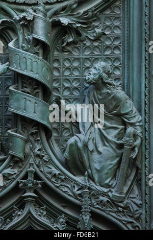 Le roi David. Détail de la porte de bronze de la principale cathédrale de Milan (Duomo di Milano) à Milan, Italie. La porte de bronze a été conçu par le sculpteur italien Ludovico Pogliaghi en 1894-1908. Banque D'Images