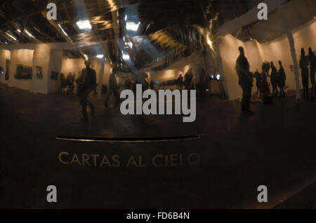 Lettres à l'ciel reflété dans un verre dans une boîte à lettres d'une galerie d'art de Madrid, Espagne Banque D'Images