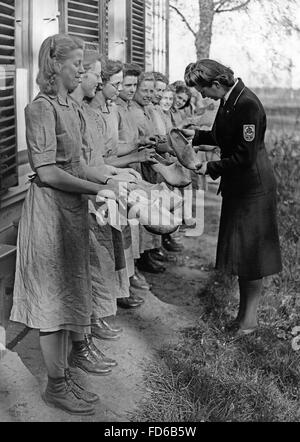 Boucher le rassemblement des Femmes 1942 Service du travail néerlandais Banque D'Images