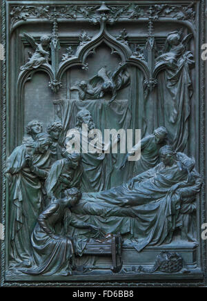 La Nativité de la Vierge Marie. Détail de la porte de bronze de la principale cathédrale de Milan (Duomo di Milano) à Milan, Italie. La porte de bronze a été conçu par le sculpteur italien Ludovico Pogliaghi en 1894-1908. Banque D'Images