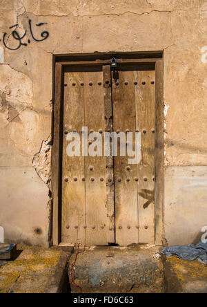 Vieille porte en bois, l'Hormozgan, Bandar-e Kong, l'Iran Banque D'Images