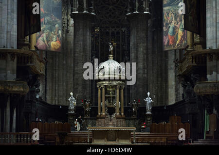 Ciborium conçu par l'architecte du maniérisme italien Pellegrino Tibaldi pour le presbytère de la cathédrale de Milan (Duomo di Milano) à Milan, Lombardie, Italie. Quadroni di San Carlo sont vus ci-dessus. Banque D'Images