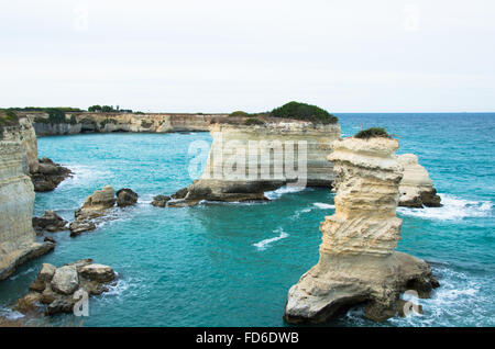 Les cheminées rocheuses de Santo Andrea sur la côte du Salento dans les Pouilles en Italie Banque D'Images