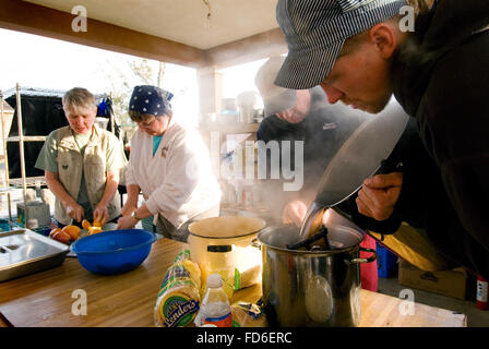 L'ouragan Katrina de secours bénévoles refuge temporairement dans un bâtiment de l'église endommagée tempête à New Orleans, LA. Banque D'Images