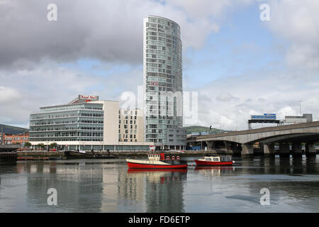 Voir l'autre côté de la rivière Lagan, Belfast et l'Obel immeuble Belfast. Banque D'Images