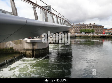 Vue sur la rivière Lagan Lagan Weir à Belfast. Banque D'Images