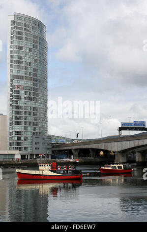 Voir l'autre côté de la rivière Lagan, Belfast et l'Obel immeuble Belfast. Banque D'Images