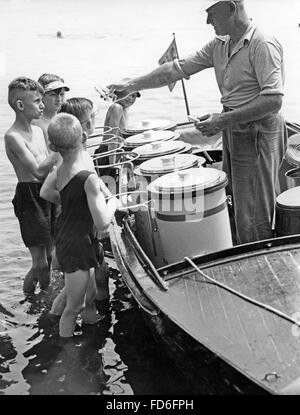 Vente d'Iceman la glace à bord d'un bateau sur le Lange voir près de Berlin, 1930 Banque D'Images