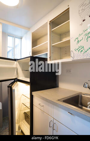 Vide Appartement Compact Cuisine, NYC, USA Banque D'Images