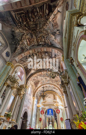 À l'intérieur du sanctuaire d'Atotonilco populaire mexicain avec des fresques baroques peintes sur le plafond et les murs à Atotonilco, au Mexique. Les peintures ont été fait par Antonio Martinez de Pocasangre et Jose Maria Barajas sur une période de trente ans et est connue comme la Chapelle Sixtine du Mexique. Banque D'Images