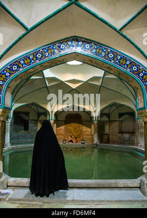 Les femmes en noir à l'intérieur de ganjali khan hammam, comté Central, Kerman, Iran Banque D'Images