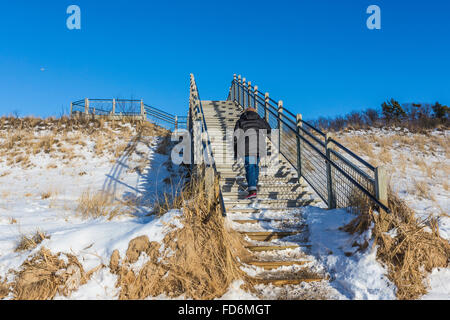 Escalier menant de la plage en hiver dans Rosy Mound Aire naturelle le long de la rive du lac Michigan, Michigan, USA Banque D'Images