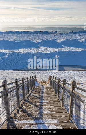 Escalier menant de la plage en hiver dans Rosy Mound Aire naturelle le long de la rive du lac Michigan, Michigan, USA Banque D'Images