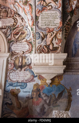 À l'intérieur du sanctuaire d'Atotonilco populaire mexicain avec des fresques baroques peintes sur le plafond et les murs à Atotonilco, au Mexique. Les peintures ont été fait par Antonio Martinez de Pocasangre et Jose Maria Barajas sur une période de trente ans et est connue comme la Chapelle Sixtine du Mexique. Banque D'Images