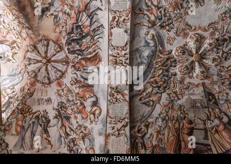 À l'intérieur du sanctuaire d'Atotonilco populaire mexicain avec des fresques baroques peintes sur le plafond et les murs à Atotonilco, au Mexique. Les peintures ont été fait par Antonio Martinez de Pocasangre et Jose Maria Barajas sur une période de trente ans et est connue comme la Chapelle Sixtine du Mexique. Banque D'Images