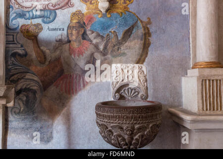 À l'intérieur du sanctuaire d'Atotonilco populaire mexicain avec des fresques baroques peintes sur le plafond et les murs à Atotonilco, au Mexique. Les peintures ont été fait par Antonio Martinez de Pocasangre et Jose Maria Barajas sur une période de trente ans et est connue comme la Chapelle Sixtine du Mexique. Banque D'Images