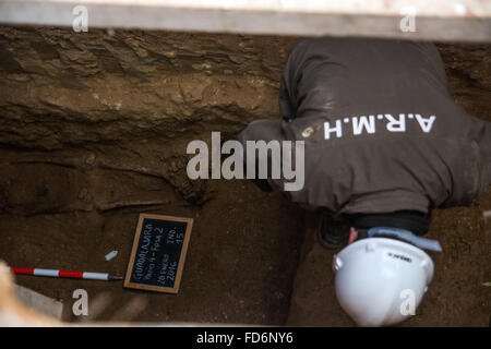 Guadalajara, Espagne. 28 janvier, 2016. L'exhumation des corps des personnes tuées par les forces de Franco et enterrés dans une fosse commune. Travail effectué par l'Association pour la récupération de la mémoire historique. © Marcos del Mazo/Pacific Press/Alamy Live News Banque D'Images