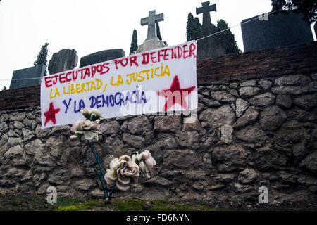 Guadalajara, Espagne. 28 janvier, 2016. Banner près d'une fosse commune où les corps sont enterrés dans une fosse commune de personnes tuées par les forces de Franco. Banner se lit comme suit : 'exécuté pour défendre la liberté, la justice et la démocratie". © Marcos del Mazo/Pacific Press/Alamy Live News Banque D'Images