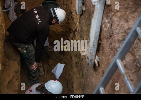 Guadalajara, Espagne. 28 janvier, 2016. L'exhumation des corps des personnes tuées par les forces de Franco et enterrés dans une fosse commune. Travail effectué par l'Association pour la récupération de la mémoire historique. © Marcos del Mazo/Pacific Press/Alamy Live News Banque D'Images