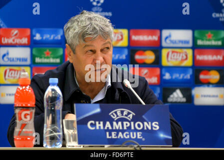 Novembre. 25, 2015 - Lviv, Ukraine - entraîneur-chef des FC Shakhtar Donetsk Mircea Lucescu au cours de conférence de presse Banque D'Images