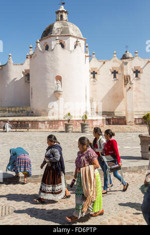 Les pèlerins est titulaire d'une procession passé le sanctuaire de Atotonilco un important sanctuaire catholique à Atotonilco, au Mexique. Banque D'Images