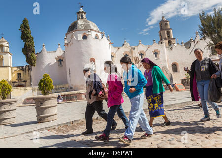 Les pèlerins est titulaire d'une procession passé le sanctuaire de Atotonilco un important sanctuaire catholique à Atotonilco, au Mexique. Banque D'Images