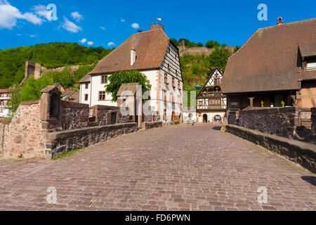 Le pont fortifié et les maisons à pans de bois kaysersberg route des vins Alsace Haut Rhin France Banque D'Images