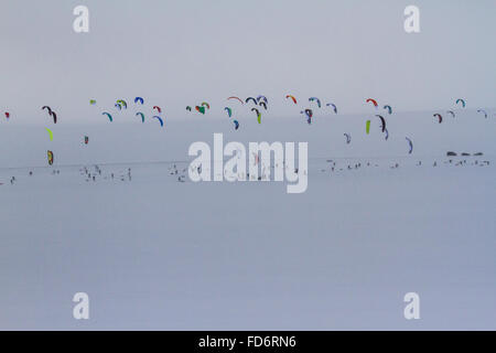 Mars 2015, Berlevåg, Norvège : les concurrents au début de l'Arctique de Varanger Kite Enduro. Banque D'Images