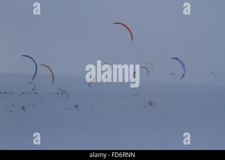 Mars 2015, Berlevåg, Norvège : les concurrents au début de l'Arctique de Varanger Kite Enduro. Banque D'Images