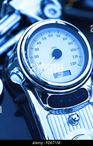 Close up compteur moto dans les tons bleus avec conseil Banque D'Images