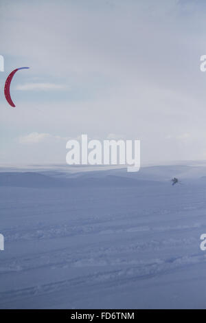 Mars 2015, Berlevåg, Norvège : les concurrents au début de l'Arctique de Varanger Kite Enduro. Banque D'Images