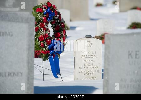 Arlington, Virginia, USA. 28 janvier, 2016. La pierre tombale de Virgil Grissom 'Gus' tués au cours de l'accident d'Apollo 1 avec une couronne dans le cadre de la Journée du souvenir de la NASA sur le 30e anniversaire de l'explosion de Challenger au cimetière national d'Arlington, le 28 janvier 2016 à Arlington, en Virginie. Les couronnes étaient placés en mémoire de ces hommes et femmes qui ont perdu leur vie dans la quête de l'exploration spatiale. Banque D'Images