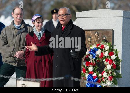 Arlington, Virginia, USA. 28 janvier, 2016. L'administrateur de la NASA Charles Bolden aux côtés de Chuck Resnik, gauche, frère de l'astronaute Challenger Judith Resnik et sa fille, Jenna Resnik, lors d'une cérémonie de dépôt de gerbes de la NASA dans le cadre du Jour du Souvenir sur le 30e anniversaire de l'explosion de Challenger au cimetière national d'Arlington, le 28 janvier 2016 à Arlington, en Virginie. Les couronnes étaient placés en mémoire de ces hommes et femmes qui ont perdu leur vie dans la quête de l'exploration spatiale. Credit : Planetpix/Alamy Live News Banque D'Images