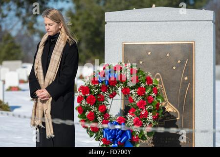 Arlington, Virginia, USA. 28 janvier, 2016. L'administrateur adjoint de la NASA Dava Newman s'incline la tête après avoir placé une gerbe au Mémorial de la navette spatiale Challenger dans le cadre de la Journée du souvenir de la NASA sur le 30e anniversaire de l'explosion de Challenger au cimetière national d'Arlington, le 28 janvier 2016 à Arlington, en Virginie. Les couronnes étaient placés en mémoire de ces hommes et femmes qui ont perdu leur vie dans la quête de l'exploration spatiale. Banque D'Images