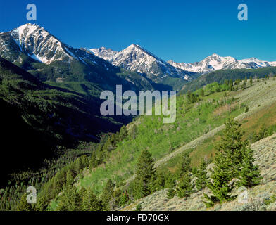 L'espagnol sommets de la gamme madison south fork ci-dessus de la vallée de l'espagnol dans l'lee metcalf désert près de Big Sky, Montana Banque D'Images