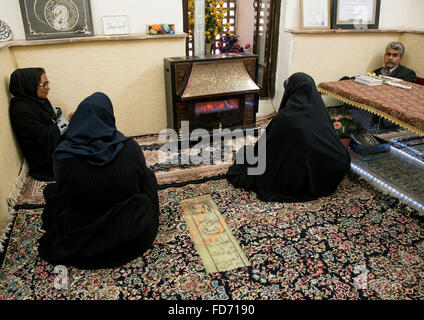 Les femmes en tchador noir se reposant devant une cheminée à l'Intérieur des dômes, moshtaghie trois comté Central, Kerman, Iran Banque D'Images