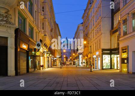 La rue Kohlmarkt et Hofburg dans le centre-ville de Vienne, Autriche. Banque D'Images