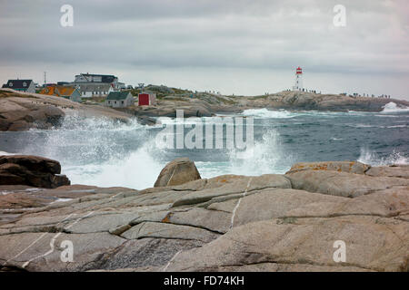 Une tempête et surf vagues se brisant sur les rochers, à Peggy's Cove, en Nouvelle-Écosse, Canada Banque D'Images