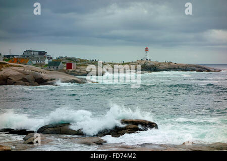 Une tempête et surf vagues se brisant sur les rochers, à Peggy's Cove, en Nouvelle-Écosse, Canada Banque D'Images