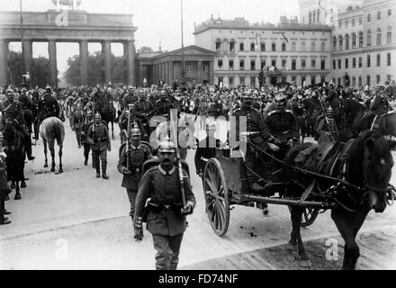 Défilé militaire, avec la guerre de piller, 1914 Banque D'Images