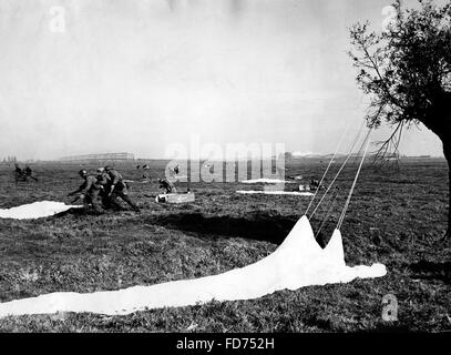 Déploiement de parachutistes allemands près de Moerdijk en Hollande, 1940 Banque D'Images