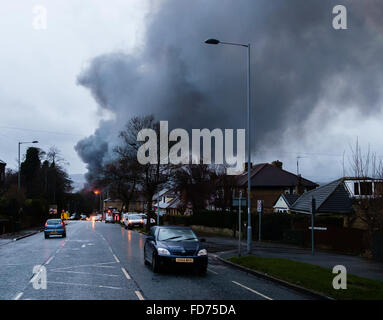 Bradford West Yorks. 28 janvier 2016. La scène de Lumb Lane à environ 19h00. Incendie au moulin, sur Drummonds Lumb Lane dans l'incendie de l'usine Drummonds, Bradford. Manningham a commencé vers 11h30, et est abordé par environ 100 pompiers. Personnes ont été évacuées d'une centaine de maisons autour de Lumb Lane, Manningham Lane et Grosvenor Road. Crédit : Ian Wray, Alamy Live News Banque D'Images