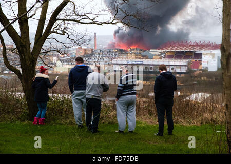 Bradford West Yorks. 28 janvier 2016. La scène de Lumb Lane à environ 19h00. Incendie au moulin, sur Drummonds Lumb Lane dans l'incendie de l'usine Drummonds, Bradford. Manningham a commencé vers 11h30, et est abordé par environ 100 pompiers. Personnes ont été évacuées d'une centaine de maisons autour de Lumb Lane, Manningham Lane et Grosvenor Road. Crédit : Ian Wray, Alamy Live News Banque D'Images