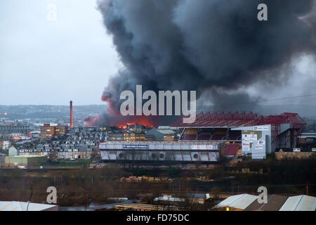 Bradford West Yorks. 28 janvier 2016. La scène de Lumb Lane à environ 19h00. Incendie au moulin, sur Drummonds Lumb Lane dans l'incendie de l'usine Drummonds, Bradford. Manningham a commencé vers 11h30, et est abordé par environ 100 pompiers. Personnes ont été évacuées d'une centaine de maisons autour de Lumb Lane, Manningham Lane et Grosvenor Road. Crédit : Ian Wray, Alamy Live News Banque D'Images